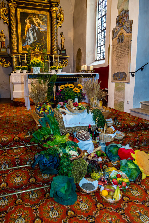 Image: _JA 24261 Erntedank in Hohenried, Erntedankaltar.jpg